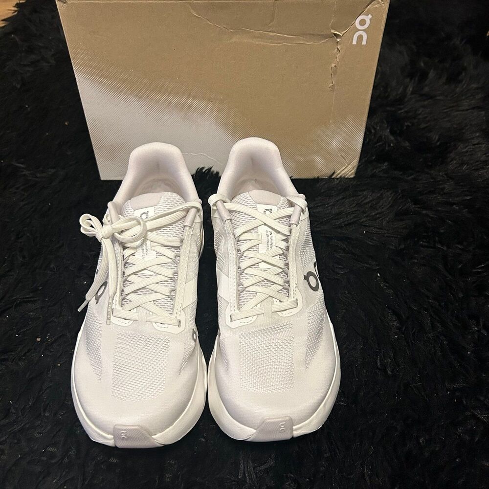 ON CLOUDSURFER white athletic training running lace up shoes sneakers sz 8.5 new - Picture 2 of 6